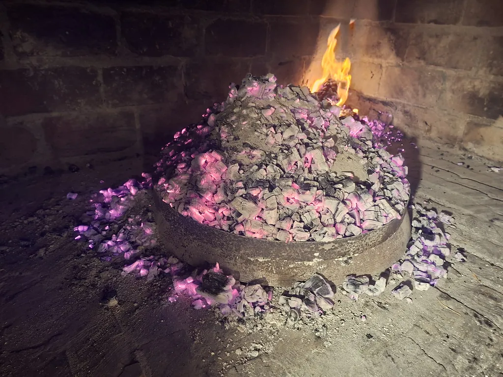 Peka zatrpana užarenim ugljenom